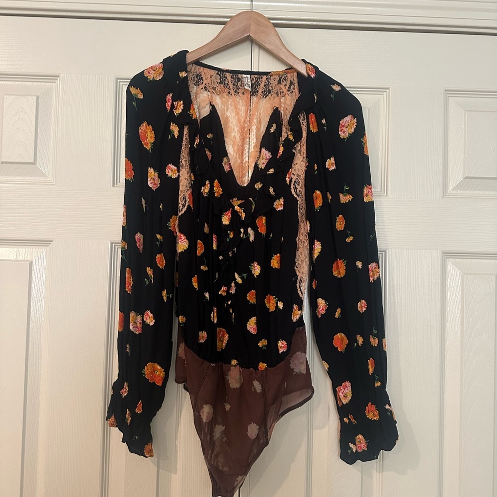 Floral Ruffle V-Neck Blouse - Picture 3 of 4